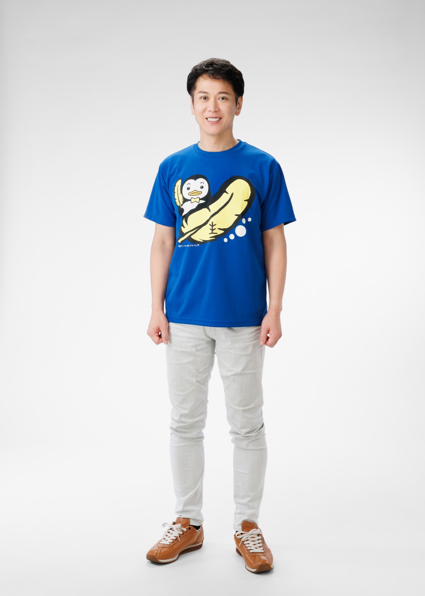 青Tシャツ姿の大地あきお